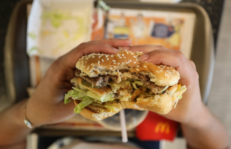 Preço do Big Mac no Brasil é mais barato do que nos Estados Unidos; entenda