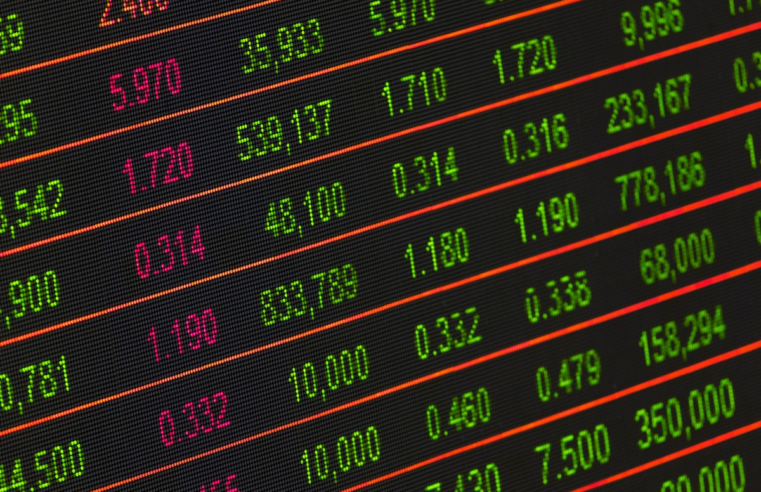 Ibovespa fecha em queda após recorde histórico, mas segue acima de 130 mil pontos; dólar sobe