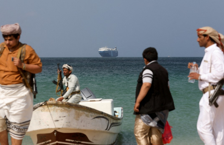 Ataque de rebeldes que apoiam o Hamas obriga navios a desviarem rota no Mar Vermelho e põe em risco economia mundial; entenda