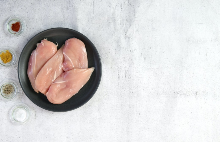 Saiba o que são as listras brancas no peito de frango e se é seguro comer