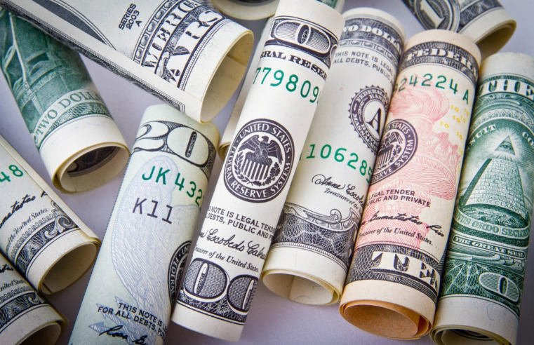 Dólar e Ibovespa fecham em alta, em dia de baixa liquidez e com projeções econômicas no radar