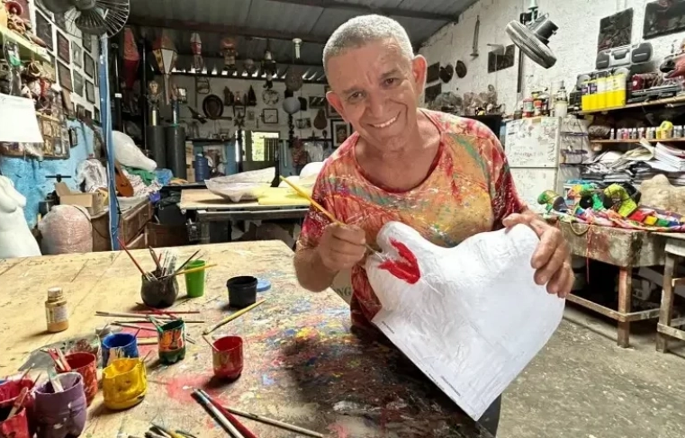 Em Bezerros, tradição dos papangus aquece vendas de artesão durante o Carnaval