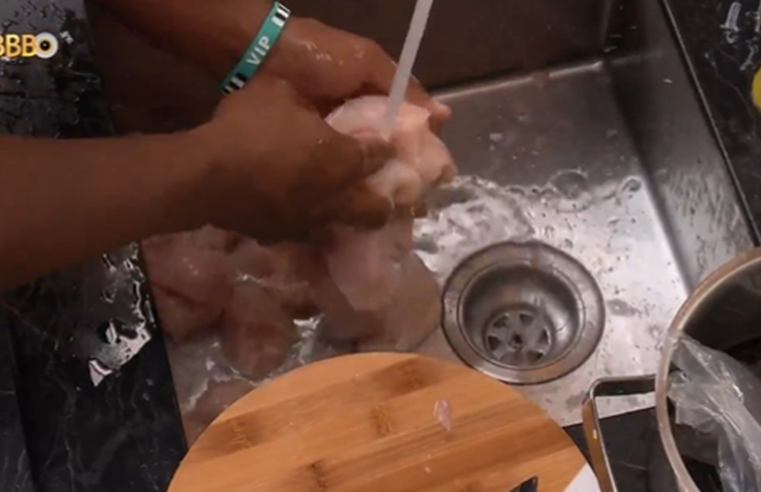 Davi lavando frango no BBB 24 gera polêmica: saiba por que hábito aumenta risco de contaminação