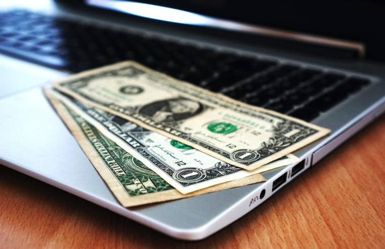 Dólar toca R$ 5, mas fecha o dia em queda com China e EUA no radar; Ibovespa sobe aos 128 mil pontos