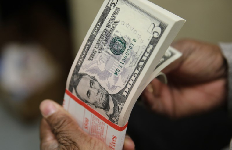 Dólar cai e fecha a R$ 4,93, apoiado por maior apetite por risco no exterior; Ibovespa recua