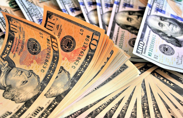 Dólar sobe e fecha a R$ 4,98, no maior patamar desde outubro; Ibovespa cai