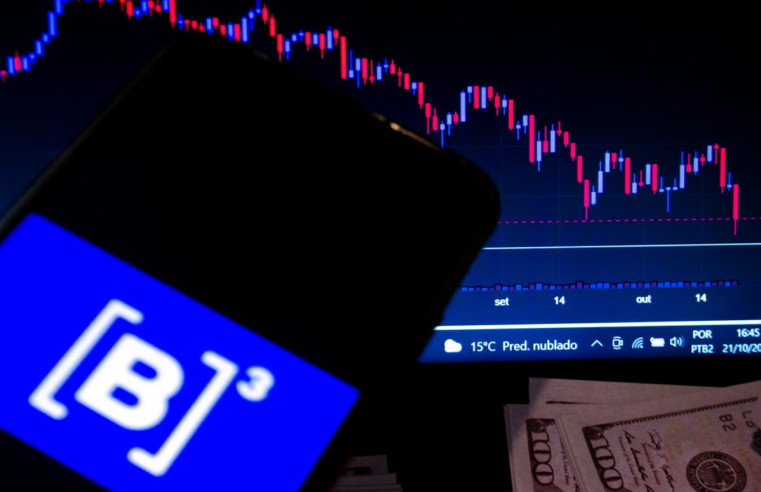 Ibovespa fecha em queda, com vagas de emprego acima do esperado nos EUA; dólar cai
