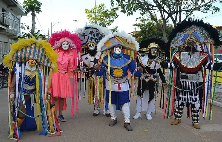 Empreendedor transforma tradição carnavalesca dos Caretas de Triunfo em um bom negócio para o ano todo