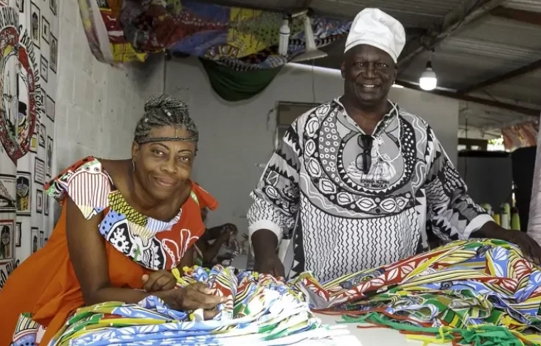 Afoxé Filhos do Congo cria catálogo de moda com sobras dos tecidos do Carnaval