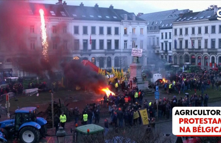 VÍDEO: Tratores, pneus queimados e 'chuva de ovos': agricultores protestam em Bruxelas