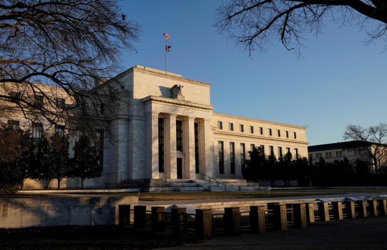 Fed mantém juros dos EUA na faixa de 5,25% a 5,50% ao ano e prevê três cortes em 2024