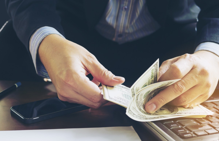 Dólar e Ibovespa fecham em queda, com investidores na expectativa por ata do Copom