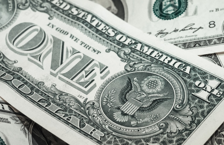 Dólar sobe e fecha a R$ 4,99, com juros e fiscal no radar; Ibovespa cai