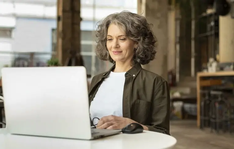 Consumidores acima de 50 anos estão comprando mais pela internet