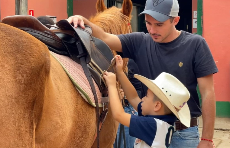 Crianças passam férias em contato com cavalos