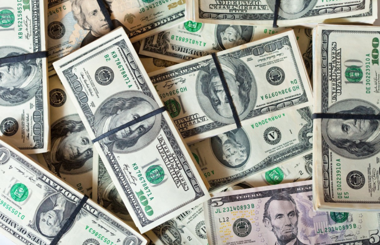 Dólar abre em queda nesta sexta-feira, à espera de dados de inflação dos EUA