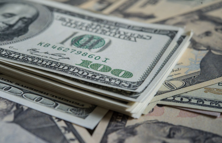 Dólar fecha em alta após relatório de despesas do governo e com eleições dos EUA no foco; Ibovespa cai