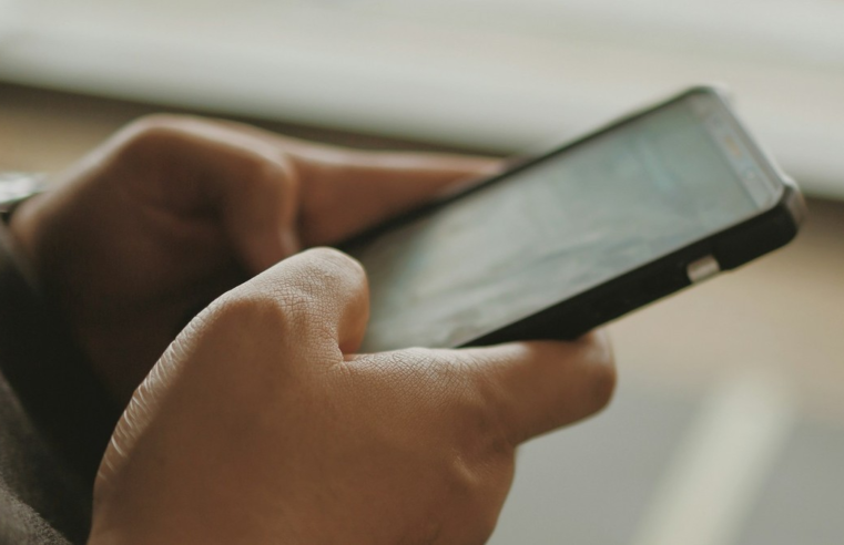 Sem regras específicas, empresas oferecem empréstimo com celular como garantia e bloqueiam aparelhos de inadimplentes