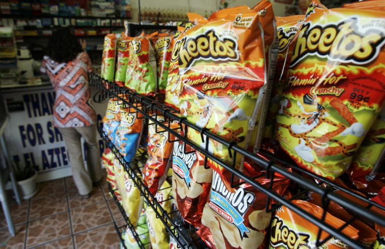 Disputa sobre origem do Flamin' Hot Cheetos vai parar na Justiça; entenda