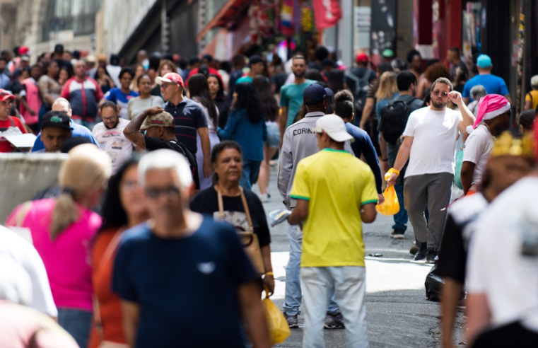 Governo adia mais uma vez, e portaria que restringe trabalho aos feriados só vai valer em 2025