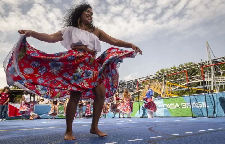 Dança, música e esporte: Embratur e Sebrae unem pessoas de todo mundo para viver brasilidade em Paris