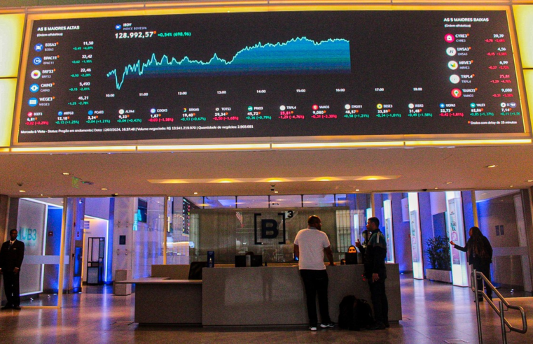 Ibovespa volta a subir e bate novo recorde histórico, aos 136 mil pontos