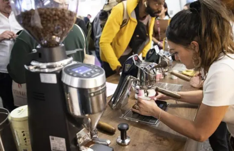 Por que preço do café está disparando no mundo — e o que uma fruta fedorenta tem a ver com isso