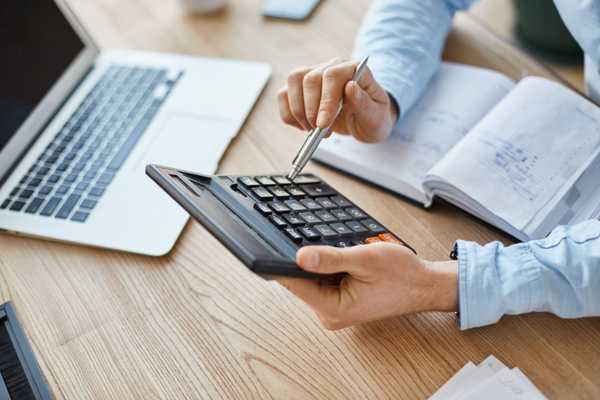 13º salário: quanto vale, quando cai na conta e quem tem direito à primeira parcela de 2024