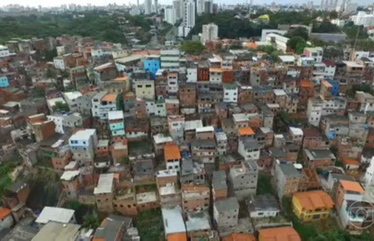 Moradores de favelas são mais jovens e mais negros que média do país