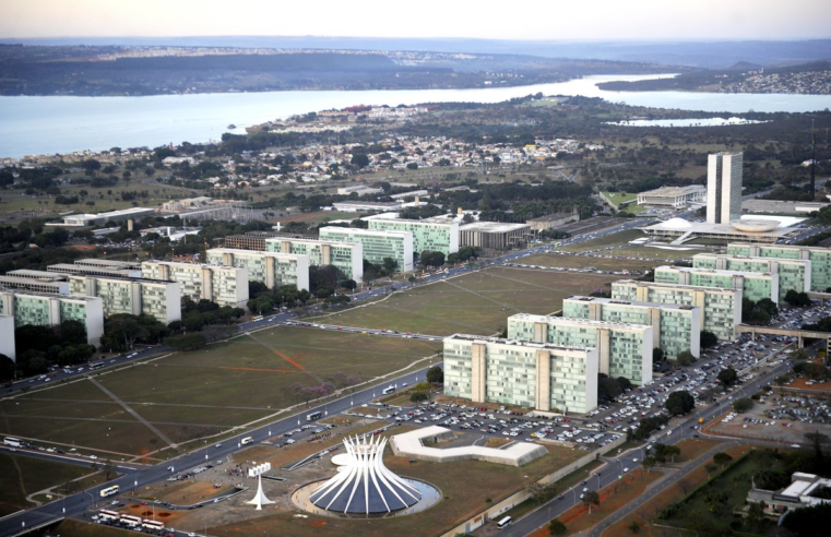 Em meio a pressão por cortes de gastos, Haddad cancela giro pela Europa e fica em Brasília; entenda o cenário