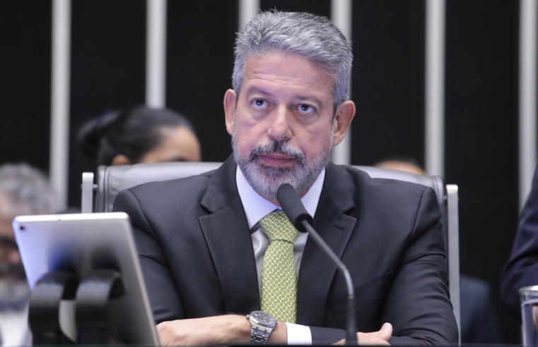 Lira convoca líderes da Câmara para reunião virtual após decisão de Dino sobre emendas