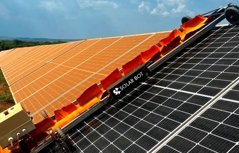 Primeiro robô de limpeza de painéis solares a seco já economizou 1,5 milhão de litros de água